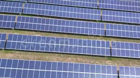 空中观景台用太阳飞过太阳能发电厂太阳能电池板和太阳空中无人机射击视频的预览图