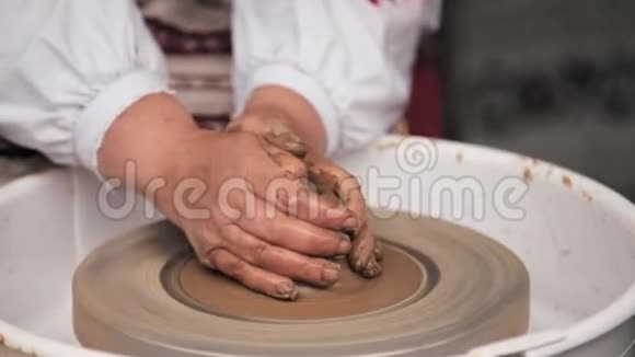 创造泥锅的过程使用手陶工艺轮及陶瓷泥陶视频的预览图