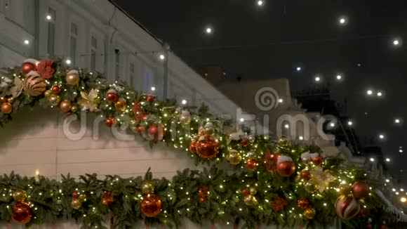 喜庆美丽的球这是城市新年的装饰视频的预览图