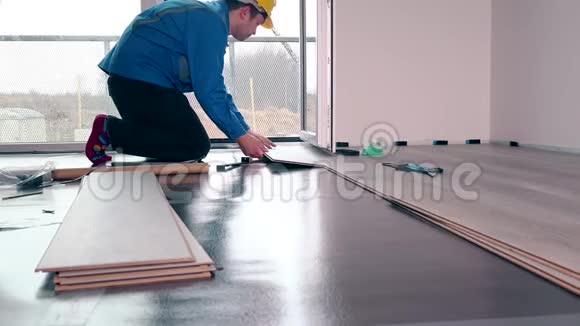 成年男工安装层板地板浮木瓷砖视频的预览图
