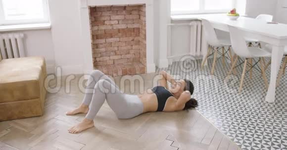 女性练习腹肌练习视频的预览图