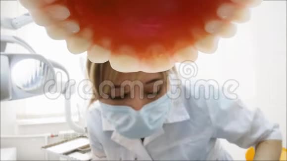 女牙医检查病人牙齿视频的预览图