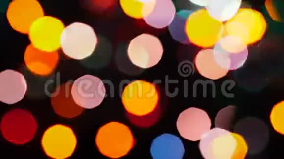 快速闪烁的小尺寸明亮模糊的节日和彩色圣诞灯视频的预览图