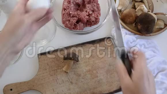 女性用蘑菇做肉丸的个人视角视频的预览图