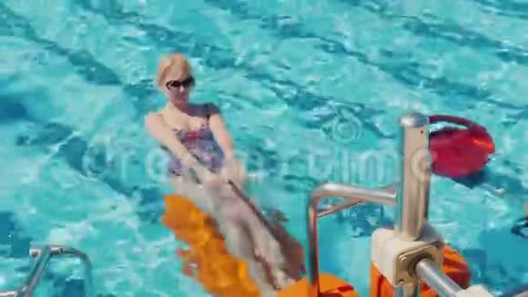 漂亮的女人穿着泳衣在游泳池里做运动健康的生活方式露天水上有氧运动视频的预览图