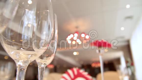 婚礼招待会上的玻璃特写场景婚礼桌视频的预览图
