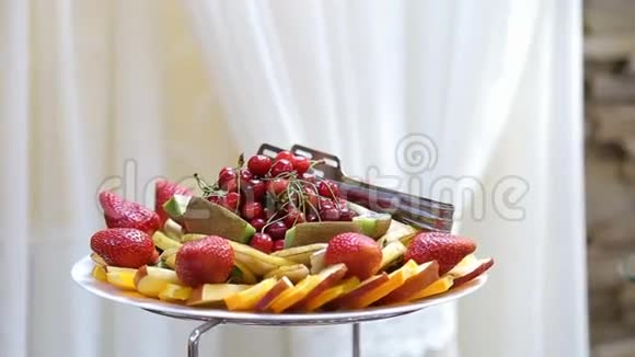 美味的水果樱桃草莓猕猴桃苹果桃子梨在自助餐桌上视频的预览图