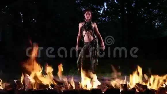 美丽的女人在火中跳舞视频的预览图