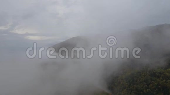 雾蒙蒙的雾蒙蒙的山景视频的预览图