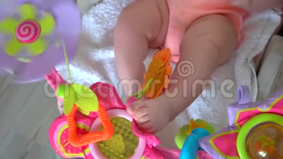 婴儿床和五颜六色的玩具视频的预览图