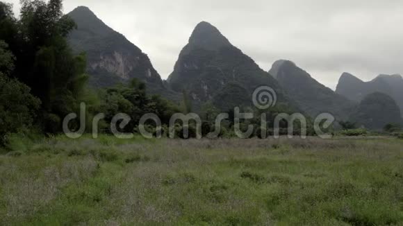 桂林巍峨群山之畔视频的预览图
