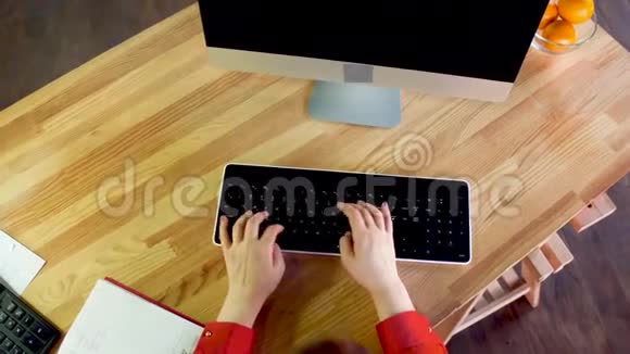 女人在电脑上打字视频的预览图
