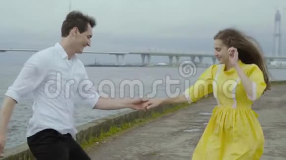 有感情的女孩和男孩在码头上跳舞背景是游艇视频的预览图