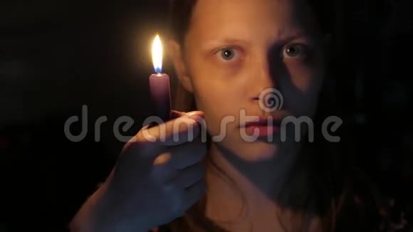 戴着蜡烛的可怕女孩视频的预览图