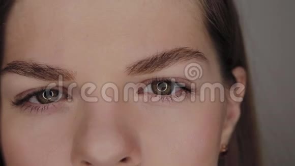 一个女孩的肖像眼睛里有环形LED灯的反射视频的预览图