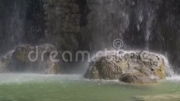 水滴石穿瀑布在法国尼斯城堡山公园视频的预览图