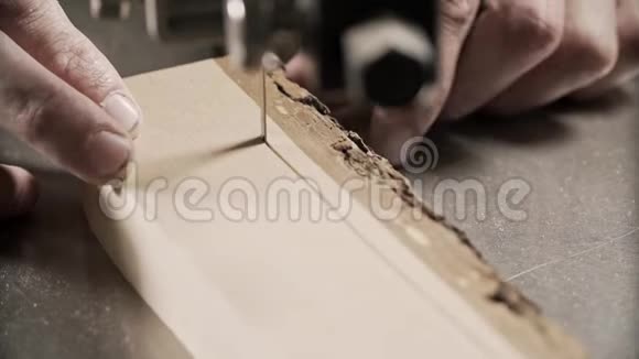 带锯上的木头木工用锯床锯木木板视频的预览图