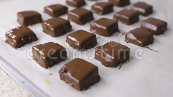 面包片上手工制作的巧克力糖果巧克力糖果的生产视频的预览图