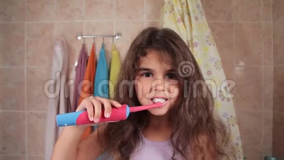 小女孩用电刷刷牙卫生间的口腔护理关门视频的预览图