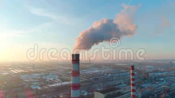 工业管道用烟雾污染大气视频的预览图