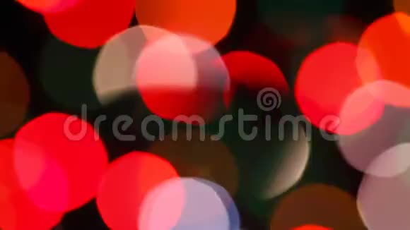 快速闪烁中型明亮模糊的节日和彩色圣诞灯视频的预览图