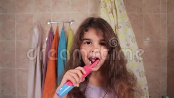 小女孩用电刷刷牙卫生间的口腔护理关门视频的预览图