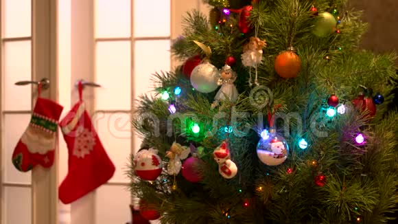 新年树有漂亮的玩具和灯视频的预览图