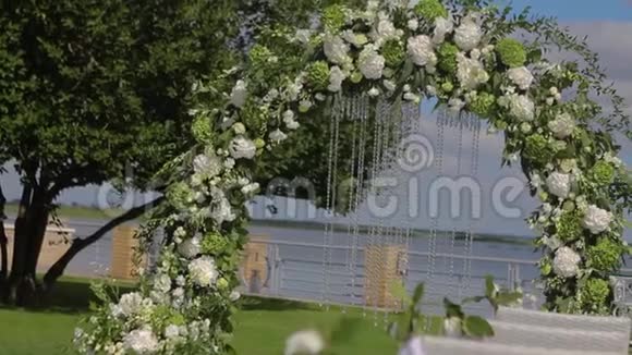 婚礼装饰拱门为婚礼的鲜花现代婚礼装饰视频的预览图