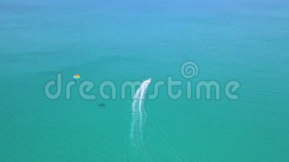 彩伞飞过碧海拔船鸟瞰在蓝海无人驾驶飞机的视野中飞行夏季活动视频的预览图