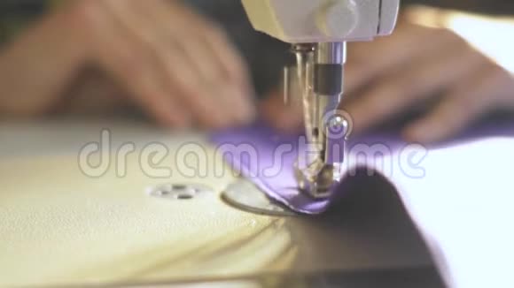 慢镜头拍摄如缝纫机缝制紫色布视频的预览图