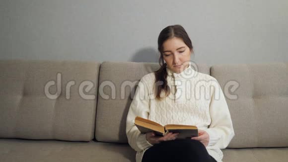 坐在沙发上看书的美女视频的预览图