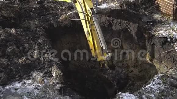 挖掘机铲挖深孔视频的预览图