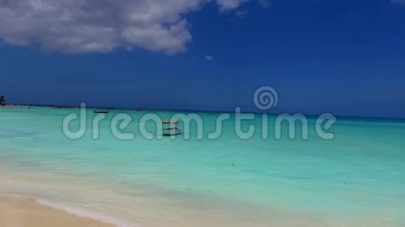 在图罗伊西蓝色热带海岛海洋海景阳光灿烂的白天天际线上的小旅游船上美妙的时光流逝鸟瞰视频的预览图