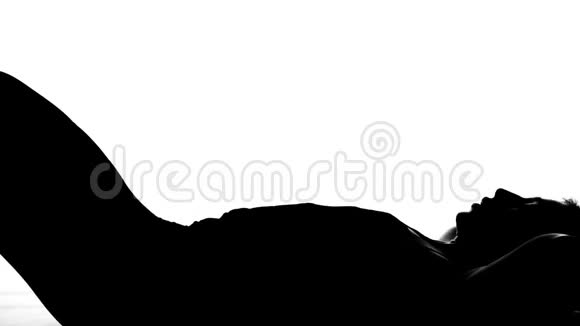 在一个白色的背景上一个阴影一个女性人物的黑色轮廓为媒体做运动健身TRX视频的预览图