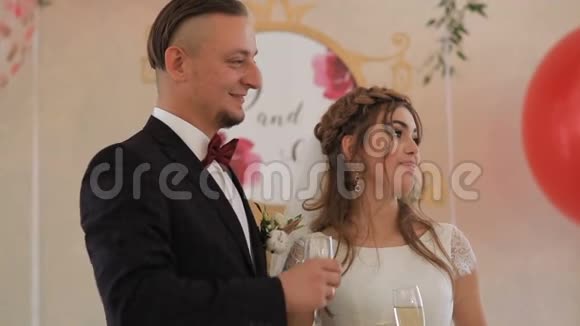 婚礼嘉宾与新婚夫妇碰杯婚礼日视频的预览图