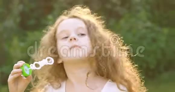 卷发女孩吹肥皂泡视频的预览图