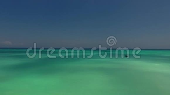 令人难以置信的空中全景在无尽的地平线上蓝色的海水在热带岛屿上阳光灿烂的天际线视频的预览图