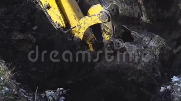 挖掘机铲挖深孔视频的预览图