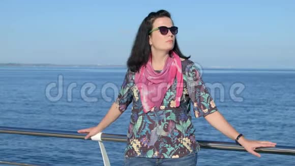 漂亮的女人走在海边码头4K夏季视频的预览图