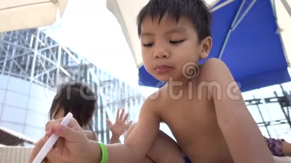 亚洲小孩正在吃薯条视频的预览图