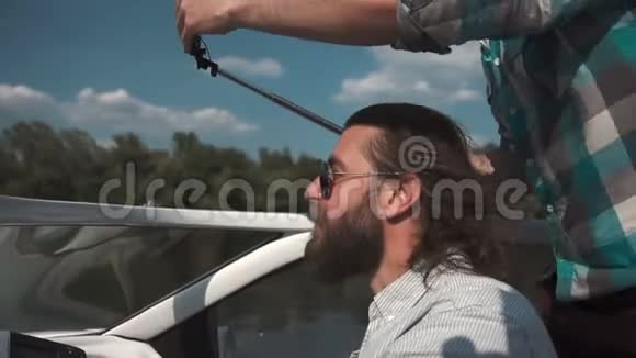 有朋友在船上自拍的男人视频的预览图
