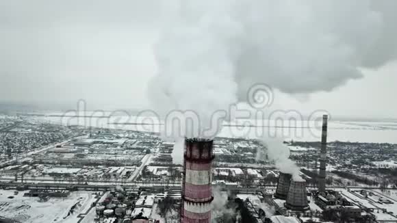 空中观景冬季工业区烟从工厂管道中倒出视频的预览图