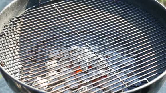 在热的多汁的肉牛排片上特写镜头在烤炉外烧烤烧成火视频的预览图