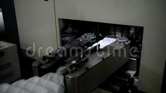 在工厂机器上生产一包独立弹簧在床垫盖视频的预览图