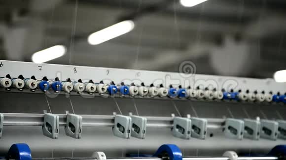 用于制造床垫的工厂在缝纫厂机器通过滚筒快速移动螺纹视频的预览图