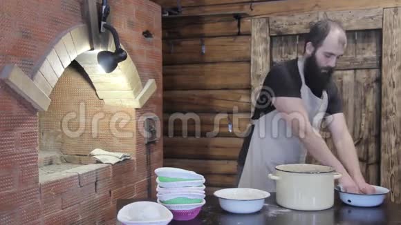 男面包师在炉子旁边做手工面包视频的预览图