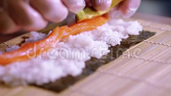 准备新鲜寿司卷特写镜头视频的预览图