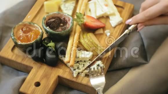 特写镜头美味的奶酪拼盘配上酱汁水果和浆果视频的预览图