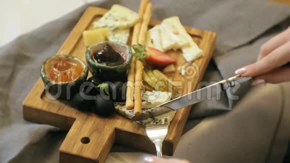 特写镜头美味的奶酪拼盘配上酱汁水果和浆果视频的预览图