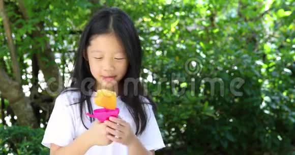 亚洲儿童在炎炎夏日吃冰棒冰淇淋视频的预览图
